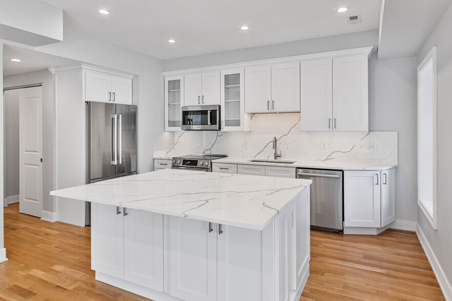 Building Photo - 935 W Winona St