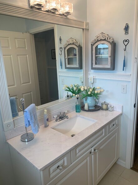 Building Photo - 1049 George St