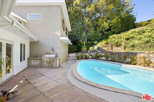 Building Photo - 11215 Sunset Blvd