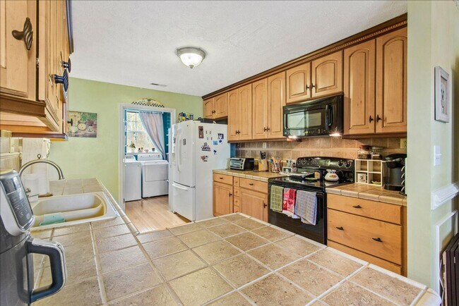 Building Photo - ATTRACTIVE AND BRIGHT LUXURY TOWNHOME IN W...