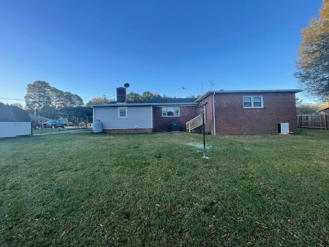 Building Photo - Welcome to this charming 3-bedroom, 1.5-ba...