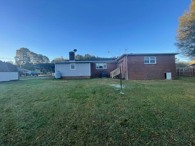 Building Photo - Welcome to this charming 3-bedroom, 1.5-bathroom home located in the desirable Newton, NC.