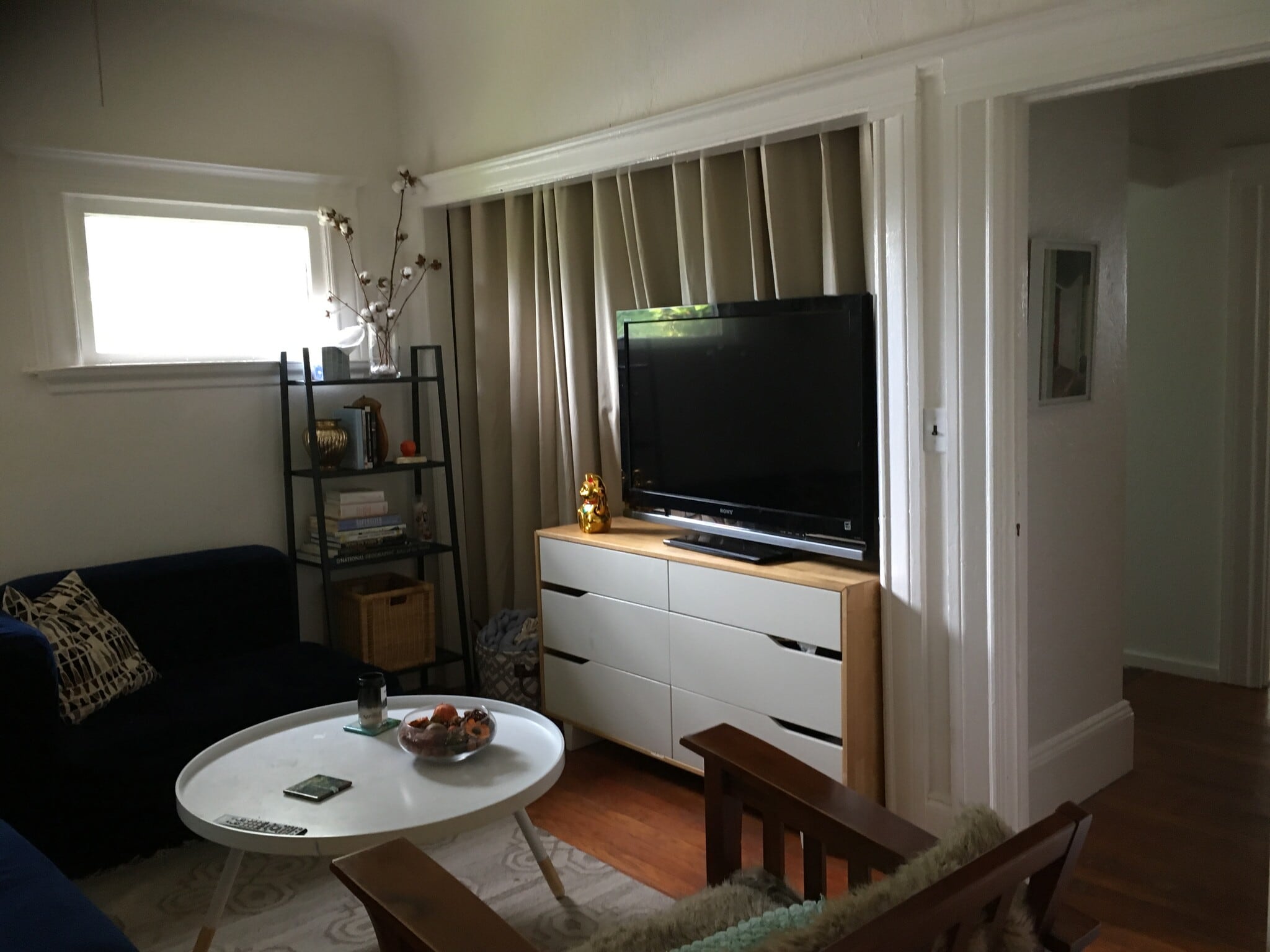 Living room other angle with tennants items - 1652 RUSSELL ST