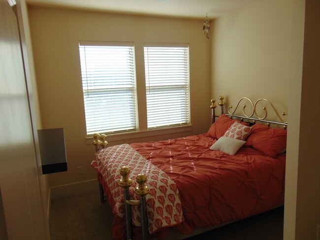 Building Photo - Cedar Mills area - 3+ Townhome nearly 2k sq ft - available now !