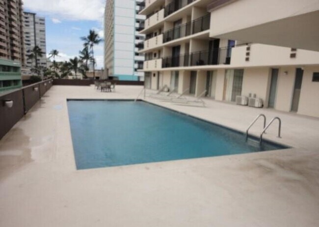 Building Photo - Central Location. Penthouse Condo. Split AC