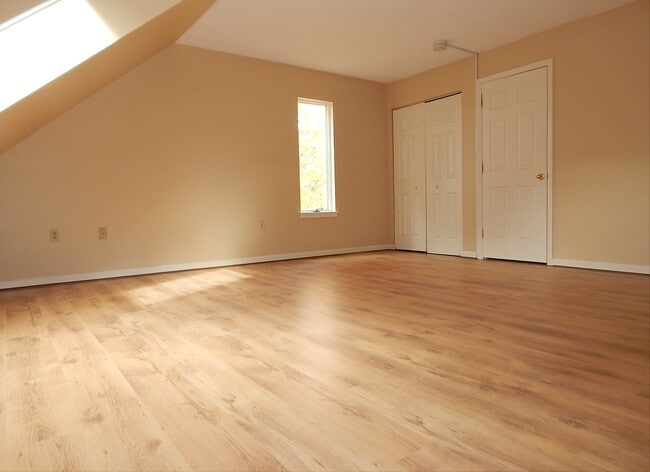 Building Photo - 18 Valley View Ln