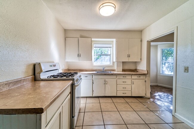 Building Photo - 1 bedroom 1 bath 900 sq ft home located in...