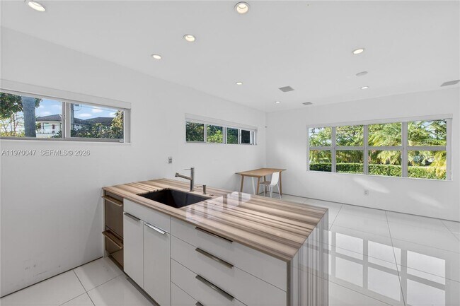 Building Photo - 1000 N Shore Dr