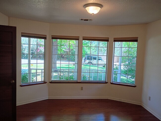 Building Photo - AVAILABLE NOW! excellent Fair Oaks Location 3 Bedroom Home!