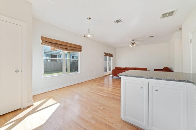 Building Photo - 826 E 40th St