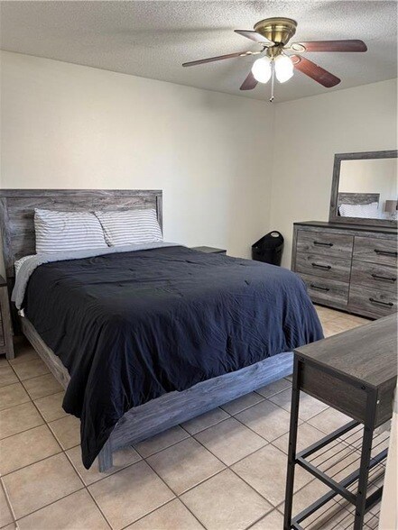 Building Photo - 2425 Oxford Pl