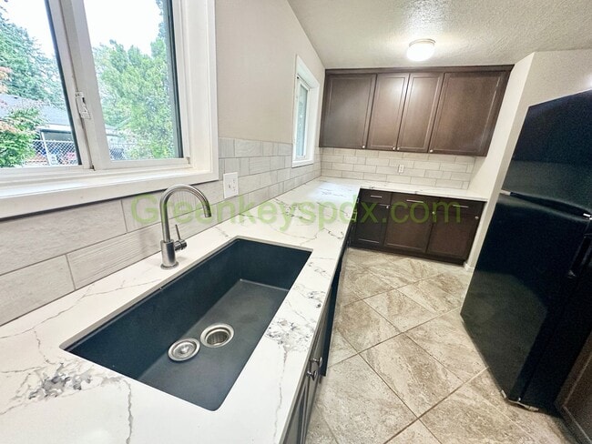 Building Photo - Beautiful Milwaukie 3 Bedroom