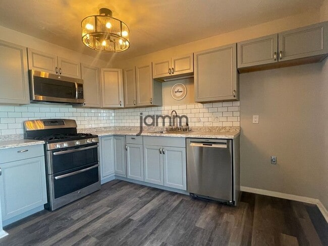 Building Photo - 635 Yacavona St
