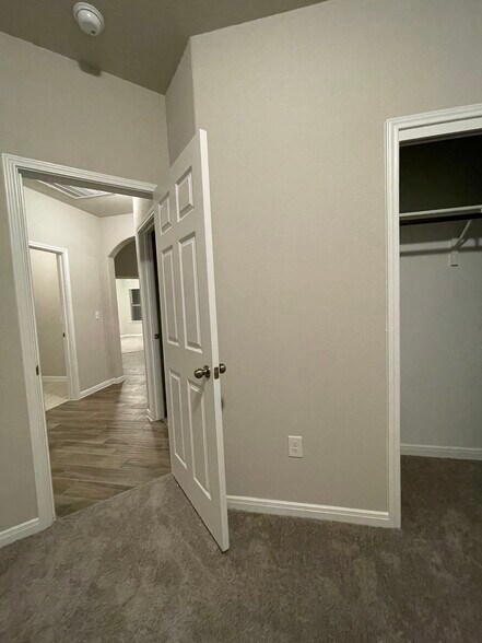 Building Photo - 300 La Joya Pass