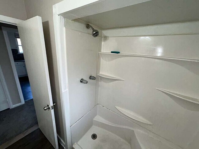 Building Photo - Charming 3 Bedroom Bungalow