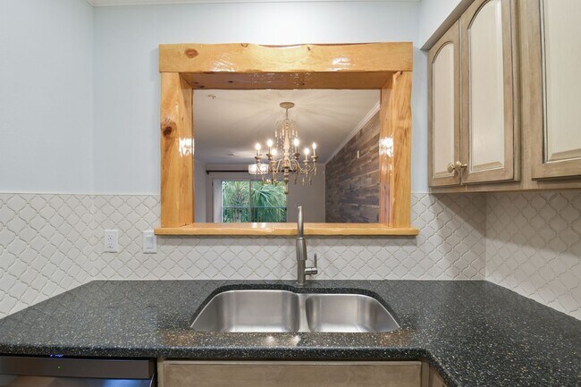 Building Photo - Luxury Finishes Throughout!!