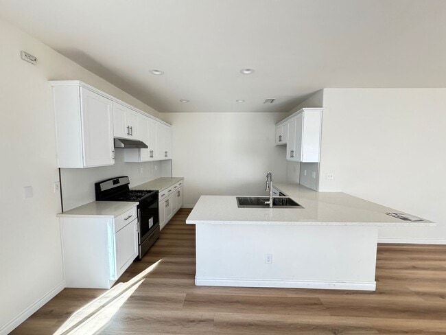 Building Photo - Gorgeous Remodeled 3+2 - $3300