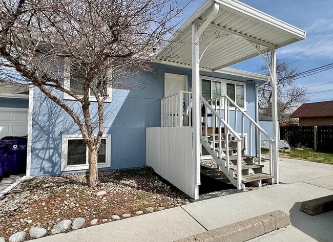 Building Photo - Beautiful 2-Bedroom Gem with Spacious Layout in Denver's Heart – 950 Sq Ft of Comfort!