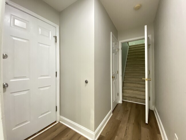 Building Photo - 346 Cresthaven Dr