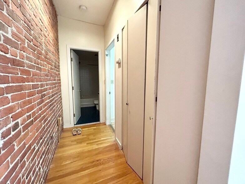 Building Photo - 79 Gainsborough St