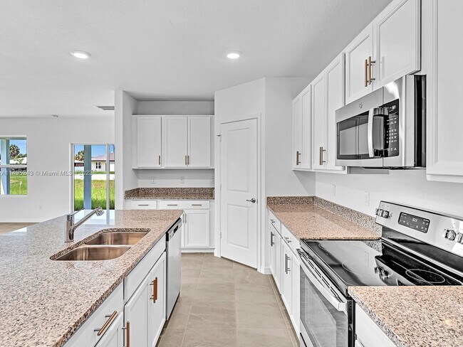 Building Photo - 2033 SW Castinet Ln