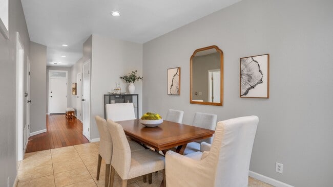 Building Photo - Two Bedroom Condo in SOMA with Yard, Parking, and W/D.