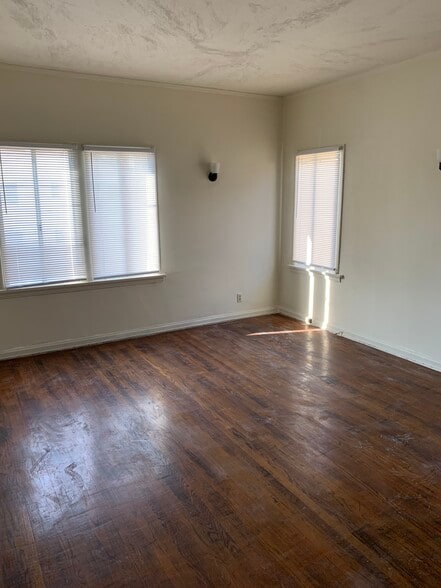 Spacious Master Bedroom With Large Walk-In Closets - 822 S Curson Ave