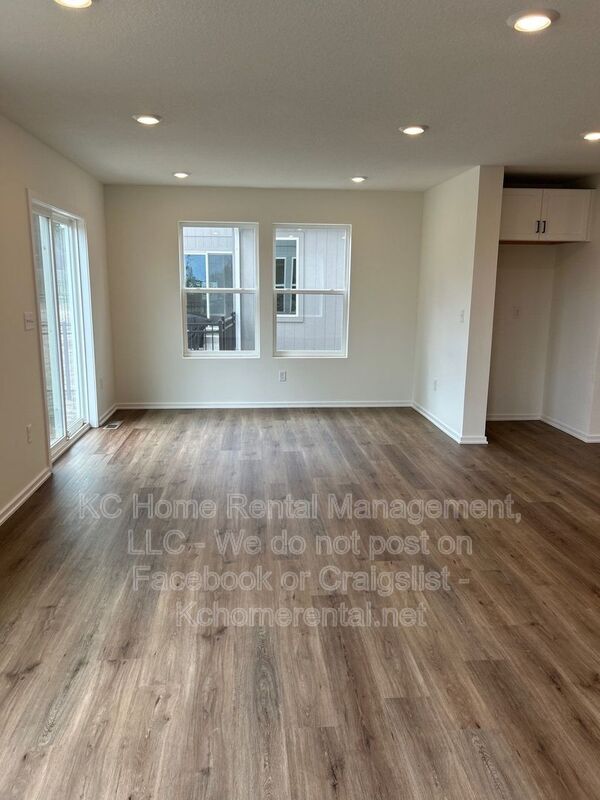 Building Photo - 8716 SW Edgewater Dr