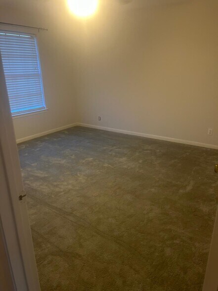 Building Photo - 916 Country Club Ln