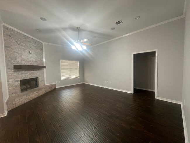 Building Photo - Haughton Beauty with Bonus Room