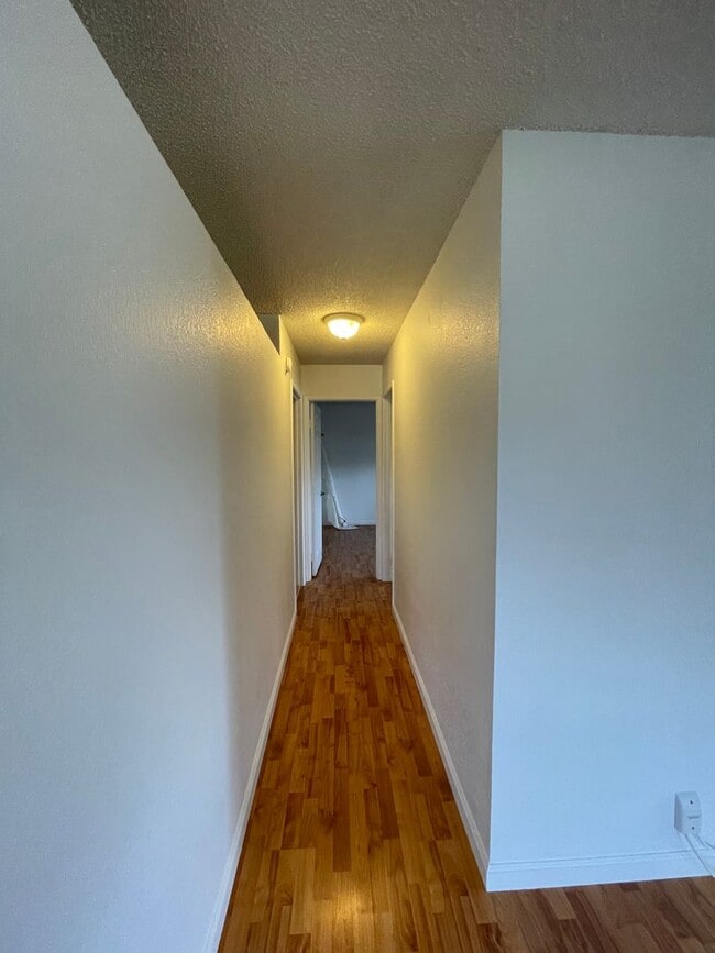 Building Photo - Spacious 2 Bedroom Townhouse w/ Parking in...