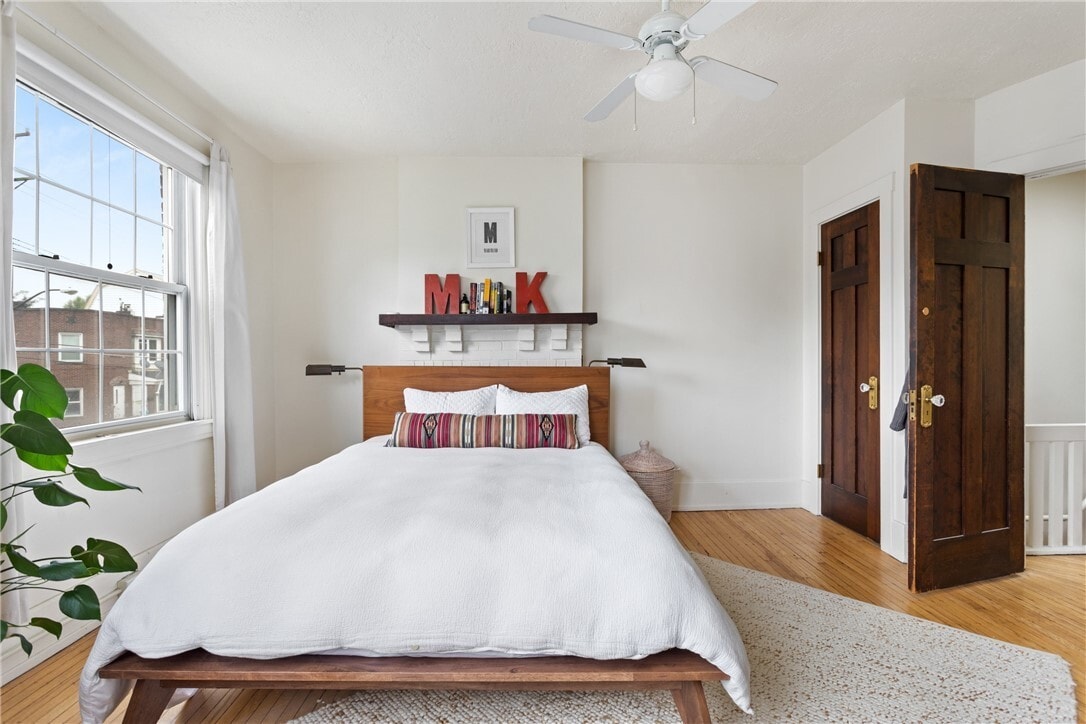 largest bedroom - 5939 Alder St