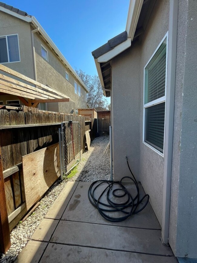 Building Photo - Stunning 3-Bedroom, 2-Bath Home with Elegant Features – Ready for Immediate Move-In