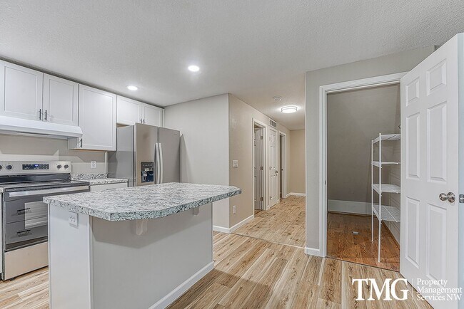 Building Photo - Wonderful 2 Story 3 Bed 2.5 Bath Home in Five Corners!