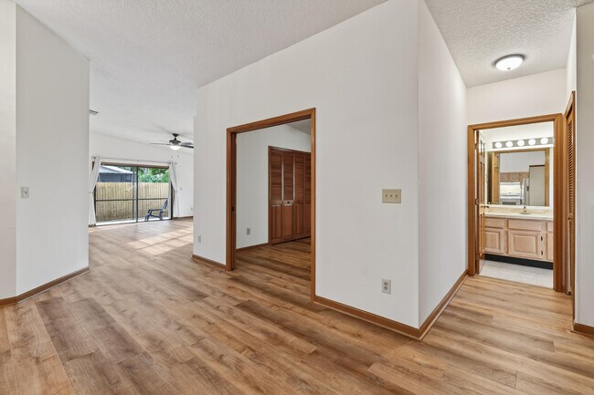 Building Photo - 6016 Pompano St