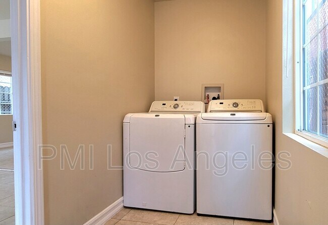 Building Photo - 10314 San Pedro St