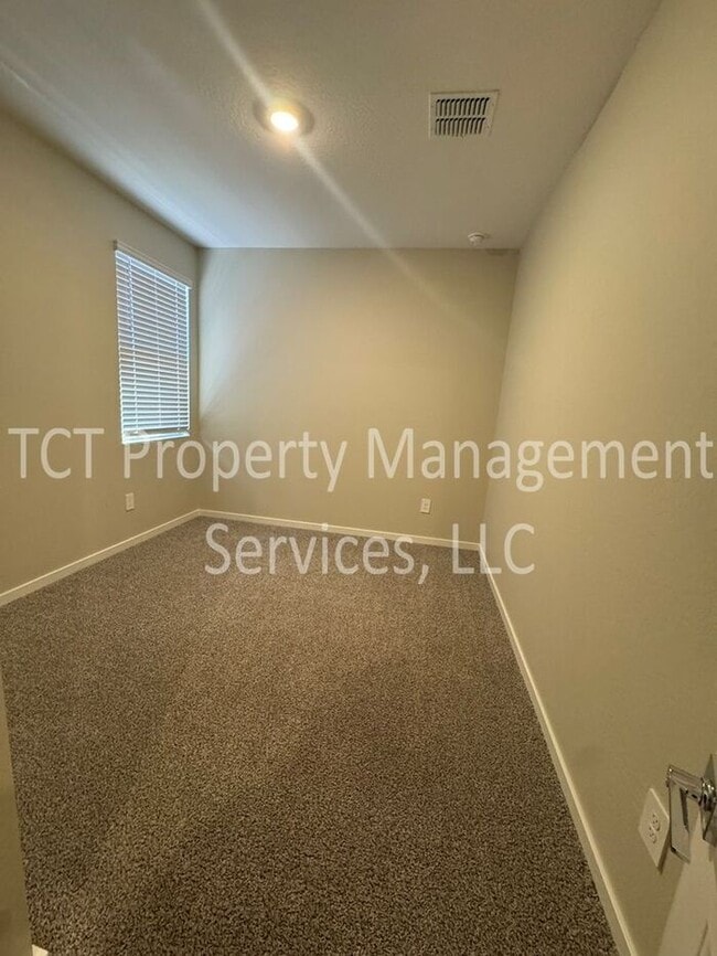 Building Photo - Beautiful like new home in San Tan Groves