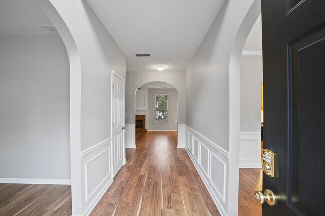 Building Photo - 2643 Whispering Pines Dr SW