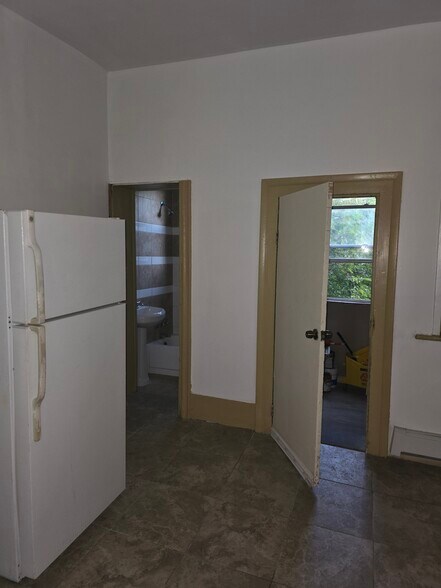 large kitchen - 354 15th Ave