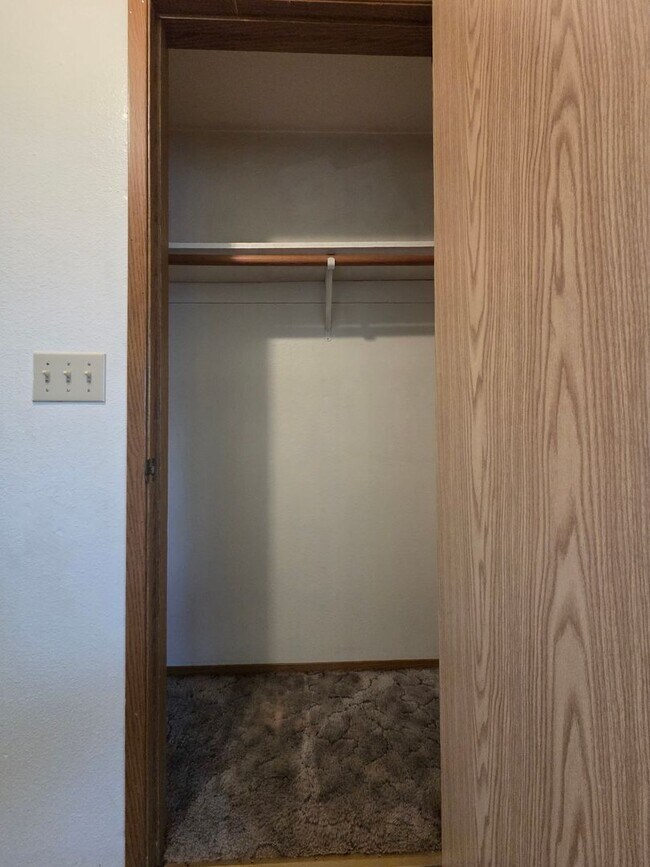 Building Photo - Spacious home with fully fenced yard!