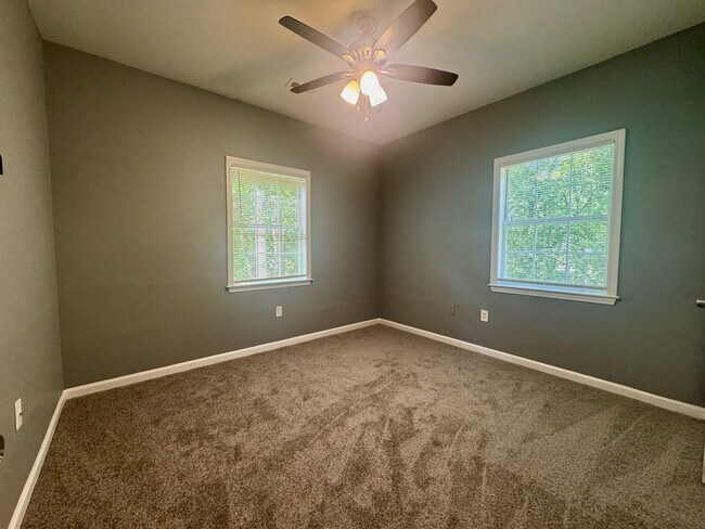 Building Photo - 4bedroom with Master on the Main!