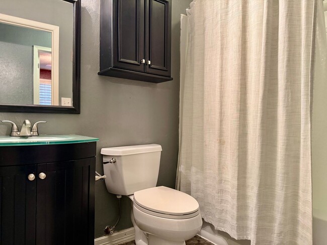 Building Photo - House For Rent