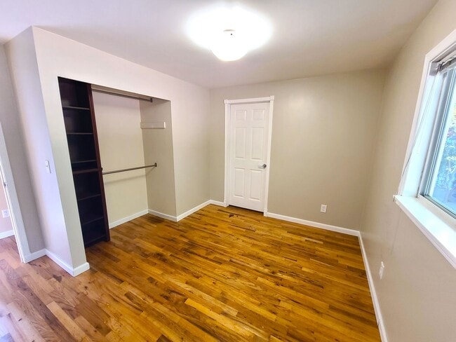 Building Photo - Charming 3Bd/2Ba Kirkland Home with Huge Yard!