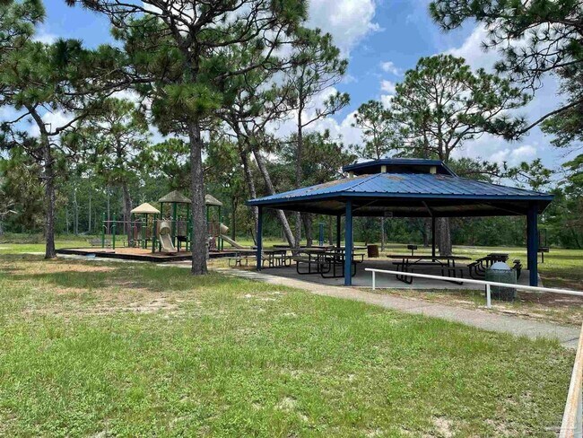 Building Photo - 4BR/3BA with privacy fenced backyard