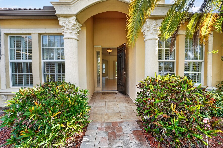 Building Photo - 854 SW Saint Tropez Ct