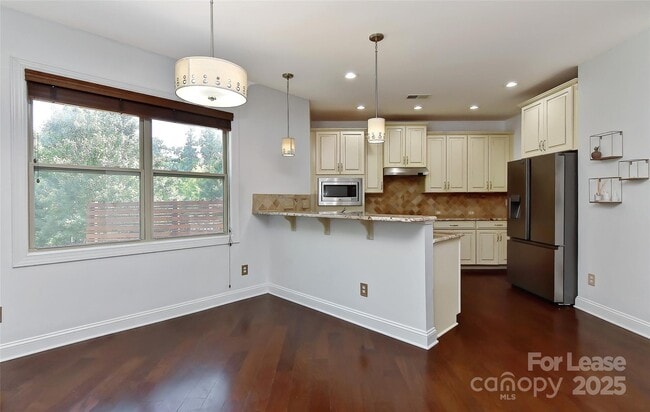 Building Photo - 549 Daventry Ct