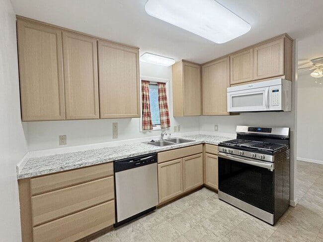 Building Photo - 610 W C St