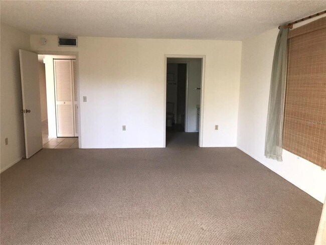 Building Photo - 452 Palm Tree Dr