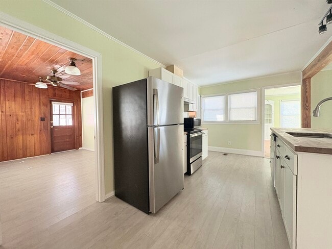 Building Photo - 3022 Livingston Rd