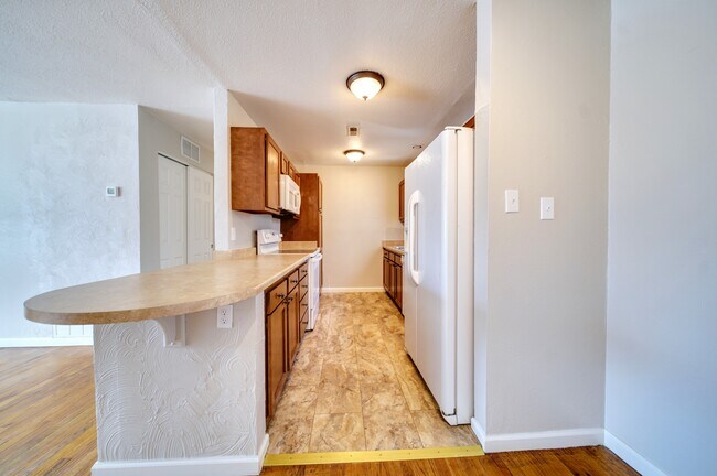 Building Photo - 318 Maplewood Dr
